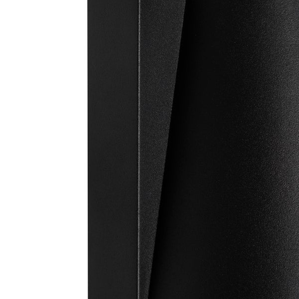 Detailansicht einer schwarz mattierten Oberfläche aus Metall mit feiner Struktur.