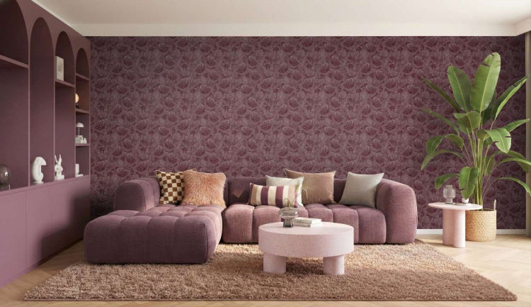 Wohnzimmer mit Vliestapete mit Blumenmuster, modernem Sofa, Couchtisch und einer großen Pflanze.