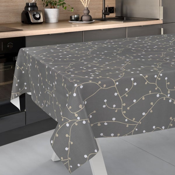 Dunkelgraue Tischdecke mit hellem Zweigmuster in einer modern eingerichteten Küche auf einem weißen Tisch.