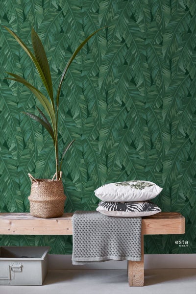Raum mit Tapete mit Blattmuster, Bank, Kissen und Pflanze