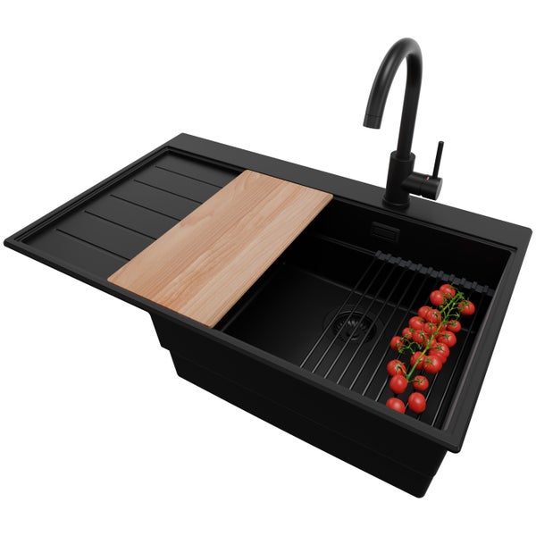 Schwarze Küchenspüle mit Abtropffläche, Schneidebrett und Abtropfgitter