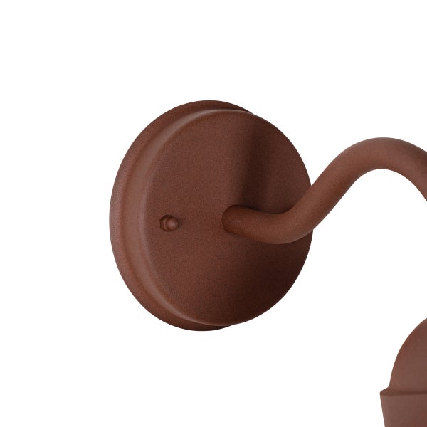 Runde Wandhalterung für eine Leuchte mit gebogenem Arm und strukturierter Oberfläche in Rostoptik.