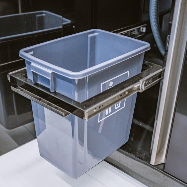 Ausziehbarer Abfalleimer aus Kunststoff mit Metallauszug für den Einbau im Küchenunterschrank.