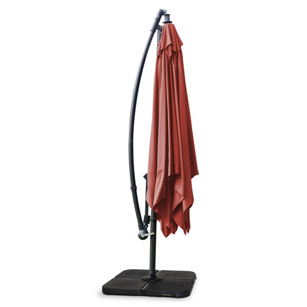 Detailaufnahme eines terrakottafarbenen Sonnenschirms mit einer Metallstrebe, die in einer verstärkten Tasche des Stoffs steckt.