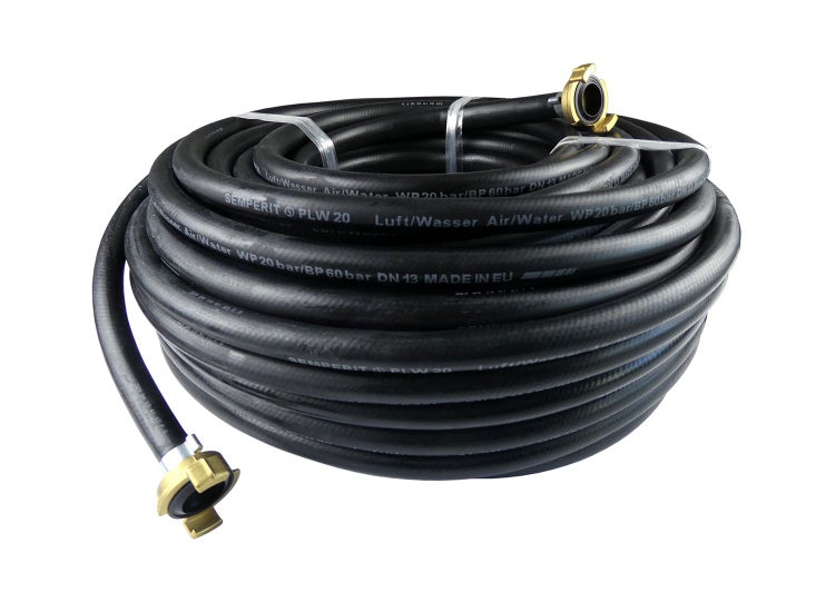 Schwarzer Druckluftschlauch aufgerollt mit Messingkupplungen