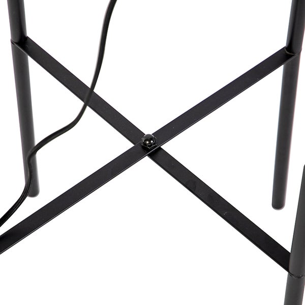Detailansicht des Metallgestells einer Stehlampe mit Kabel