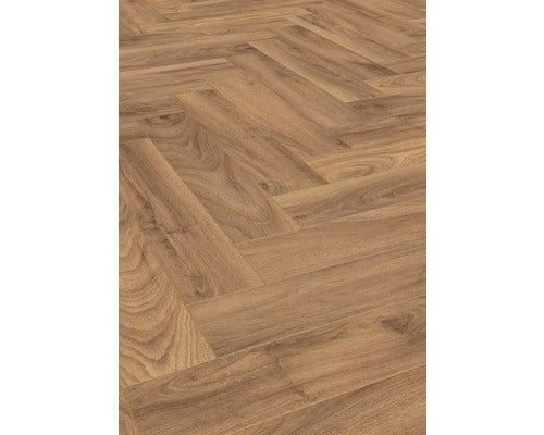 Verlegung von Laminatboden im Fischgrätmuster