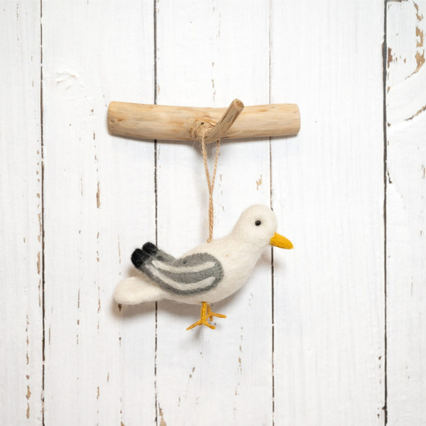 Dekorative Möwe aus Filz hängend an einem Holzstück