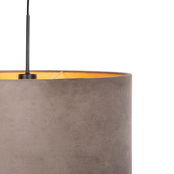 Detailansicht einer Pendelleuchte mit grauem Stoffschirm in strukturierter Optik und gelber Innenseite.