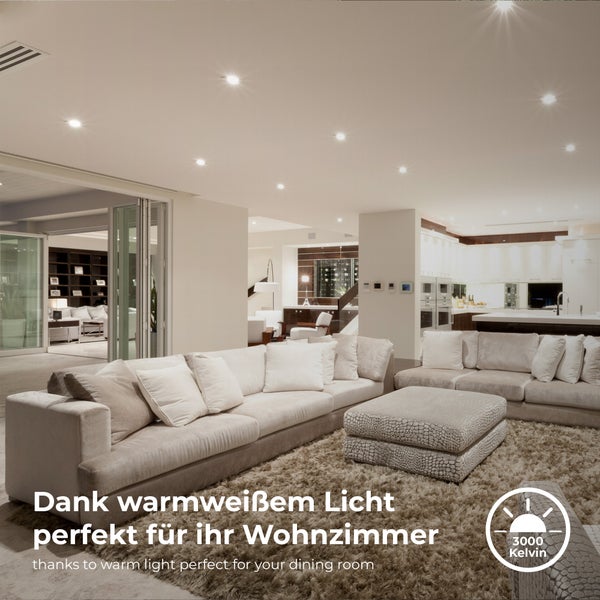 Helles Wohnzimmer mit warmweißen LED Einbaustrahlern an der Decke, großer Couch und Teppich, Symbol für 3000 Kelvin Farbtemperatur.