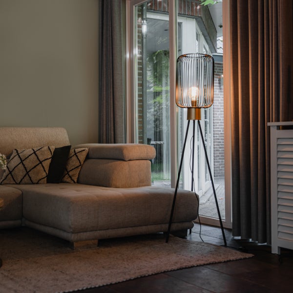 Wohnzimmer mit Sofa und Stativ Stehlampe aus Metall