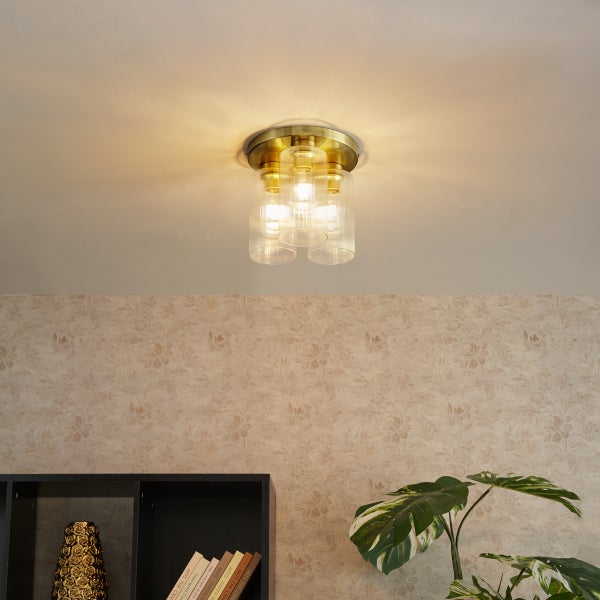 Deckenleuchte mit drei Lampen und geriffelten Glasschirmen