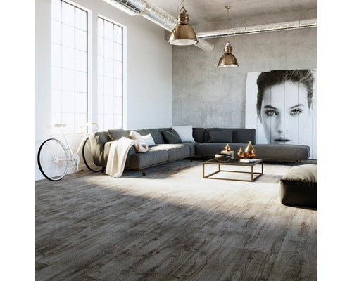 Modernes, helles Wohnzimmer mit Bodenbelag in Holzoptik, großem Ecksofa, Industrielampen und großen Fenstern.