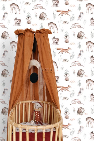 Kinderzimmer mit Himmelbett, Mobile und Waldtiere-Tapete
