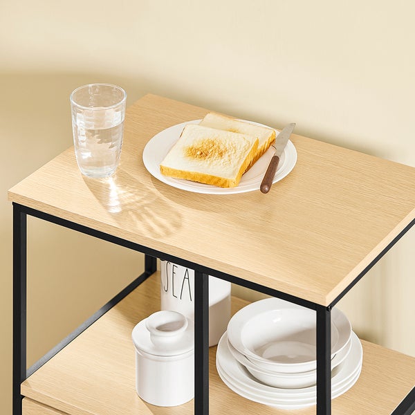 Beistelltisch mit Metallrahmen, Glas Wasser, Toastbrot und Geschirr