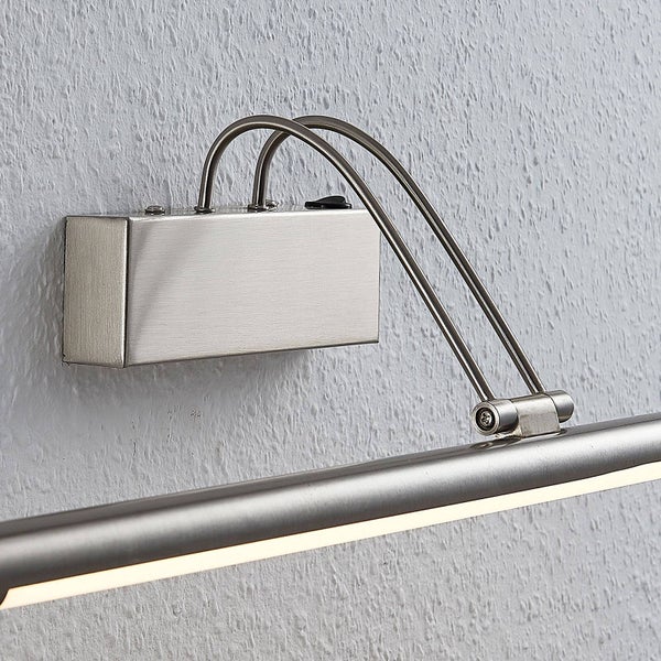 LED Bilderleuchte aus gebürstetem Metall mit rechteckiger Wandhalterung, zwei gebogenen Haltearmen und horizontalem Leuchtkopf.