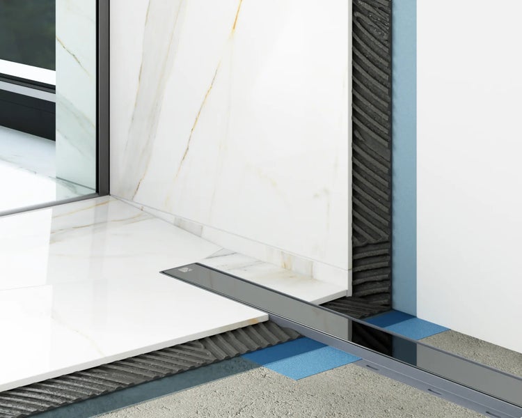 Begehbare Dusche mit Entwässerungsrinne und Wandabdichtung