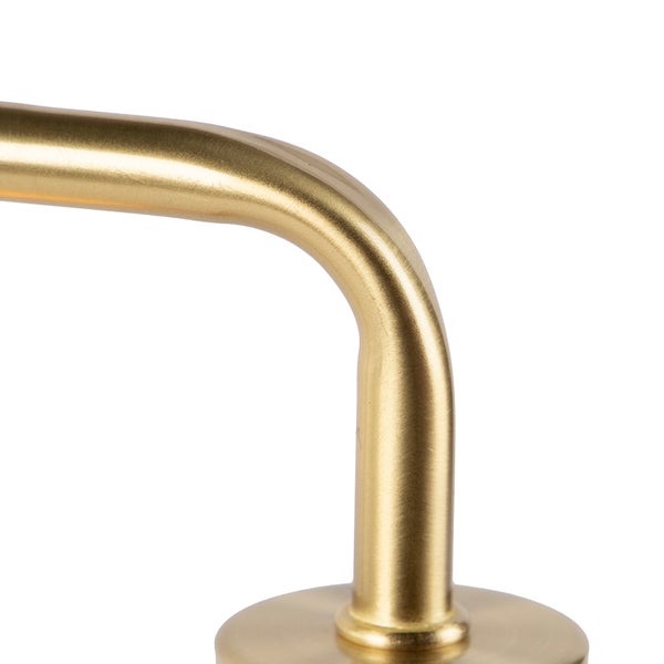 Detailaufnahme eines goldenen Handtuchhalters