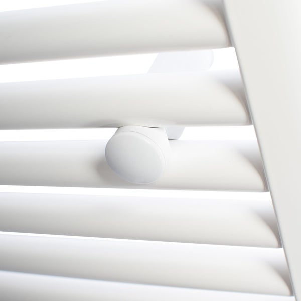 Nahaufnahme eines weißen Handtuchheizkörpers mit horizontalen Rohren und einer runden Befestigung.