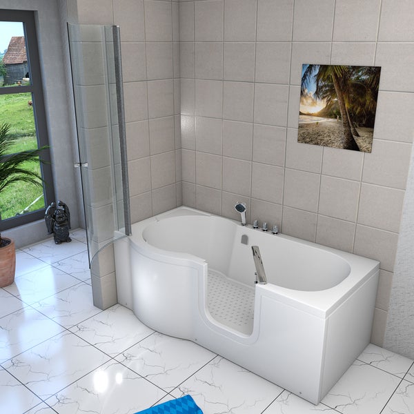 Barrierefreie Sitzbadewanne mit niedriger Einstiegstür und Glas-Duschwand in einem hellen, gefliesten Badezimmer.