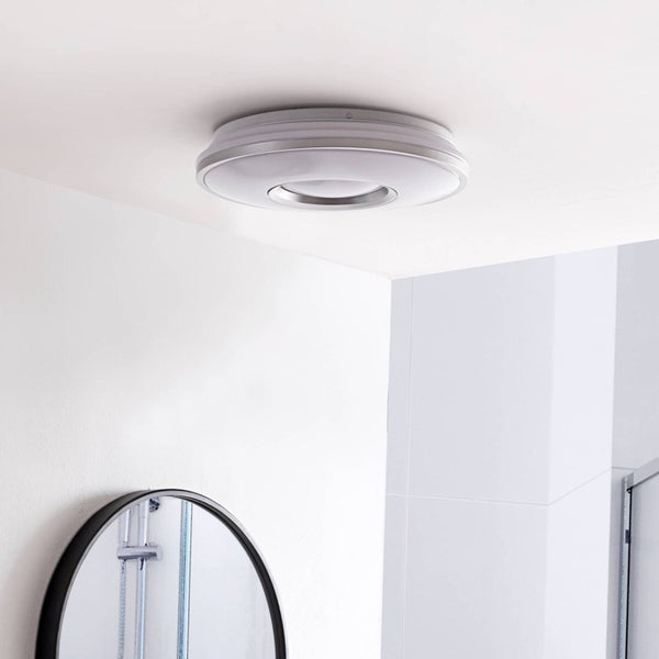 Runde, moderne Deckenleuchte aus Kunststoff und Metall, montiert an der Decke in einem hellen Badezimmer.