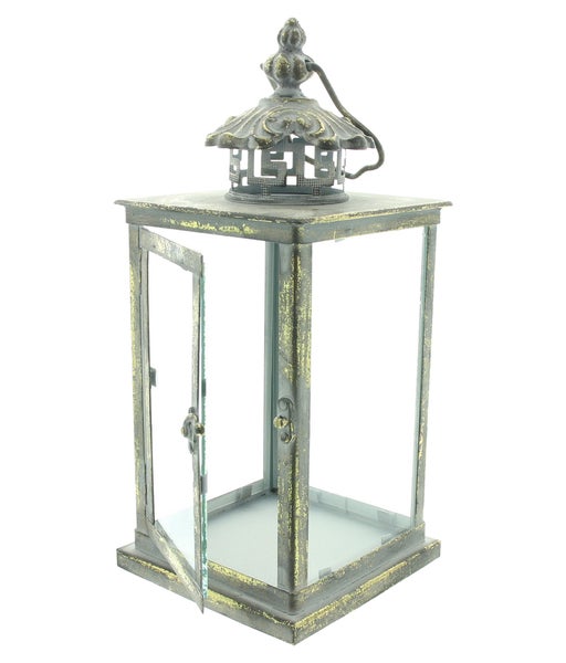 Antike Laterne aus Metall und Glas mit einer geöffneten Tür und einem verzierten Deckel.