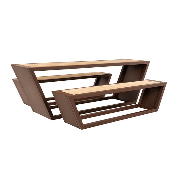 Moderne Garten-Sitzgruppe aus braunem Metall und hellem Holz, bestehend aus einem Tisch und zwei Bänken in trapezförmigem Design.