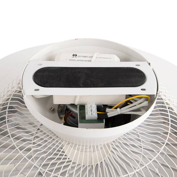 Detailansicht eines Deckenventilator-Sockels mit Montagebügel, LED-Netzteil und elektrischer Verkabelung.