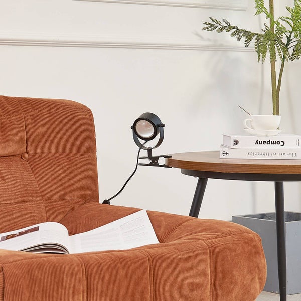 Gemütliche Leseecke mit Sessel, Tischlampe mit Klemme und Beistelltisch