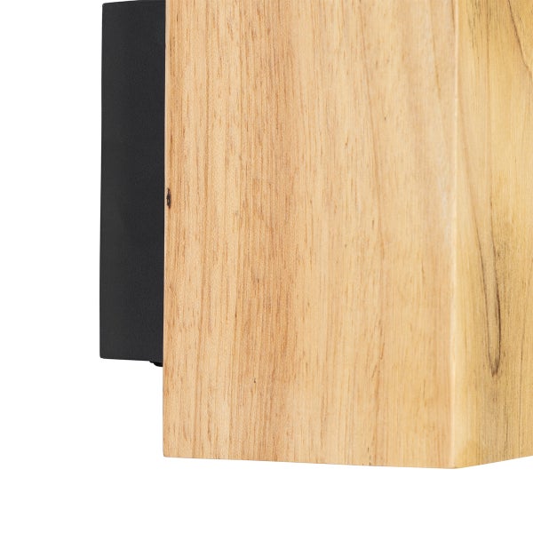 Moderne Wandleuchte aus Massivholz in kubischer Form mit Wandhalterung aus Metall