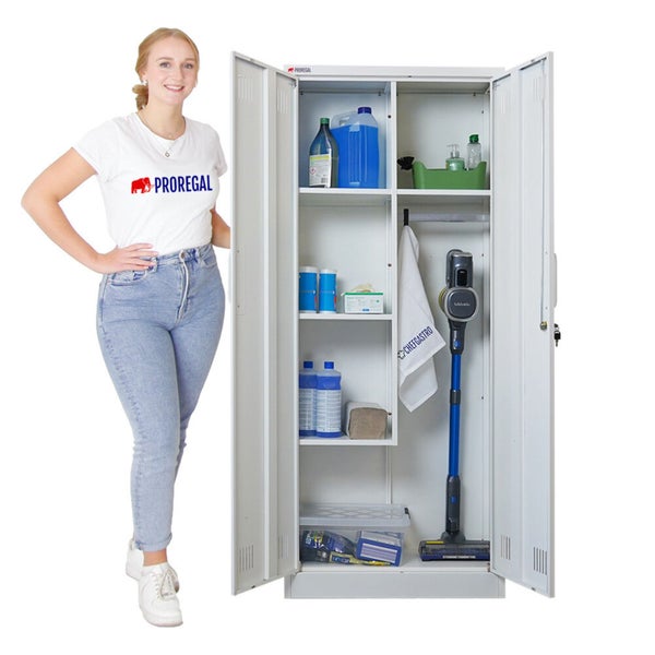 Geöffneter Mehrzweckschrank mit Reinigungsmitteln und Staubsauger