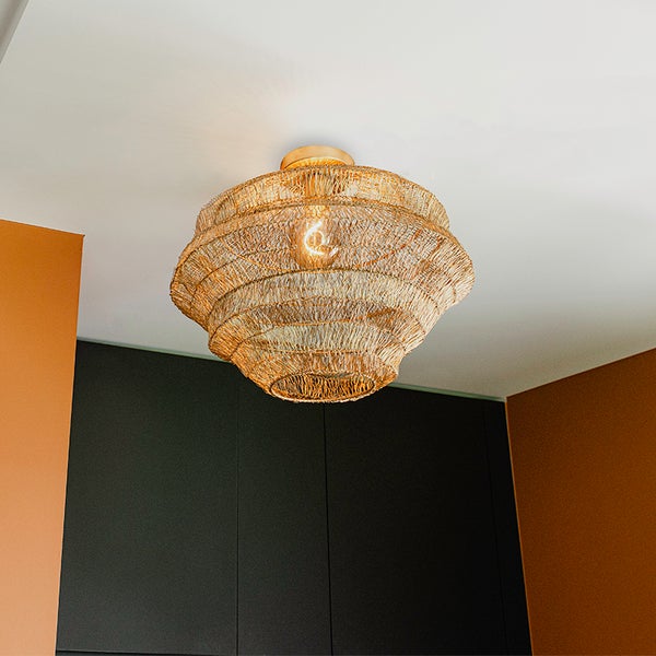 Deckenleuchte aus Metallgeflecht im Raum