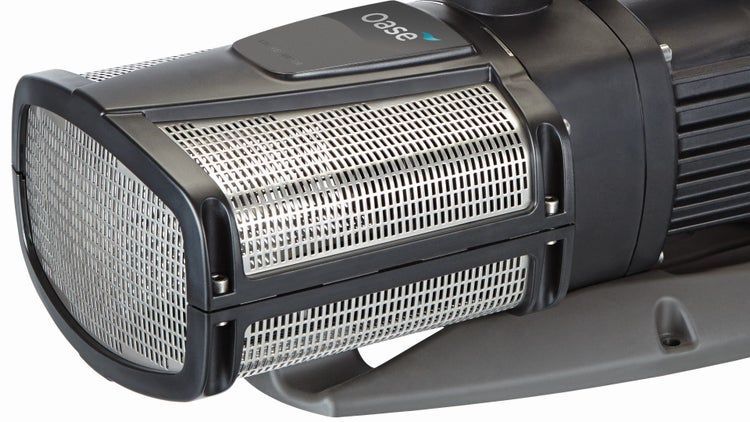 Detailansicht einer Oase Teichpumpe mit schwarzem Gehäuse, Ansaugkorb aus Edelstahl und dem Oase Logo.