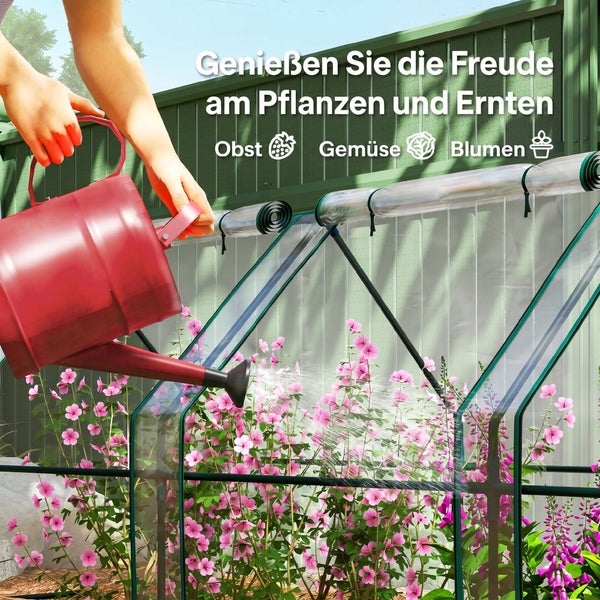 Person gießt Blumen in einem Gewächshaus mit aufrollbarer Folie zum Pflanzen von Obst, Gemüse und Blumen.