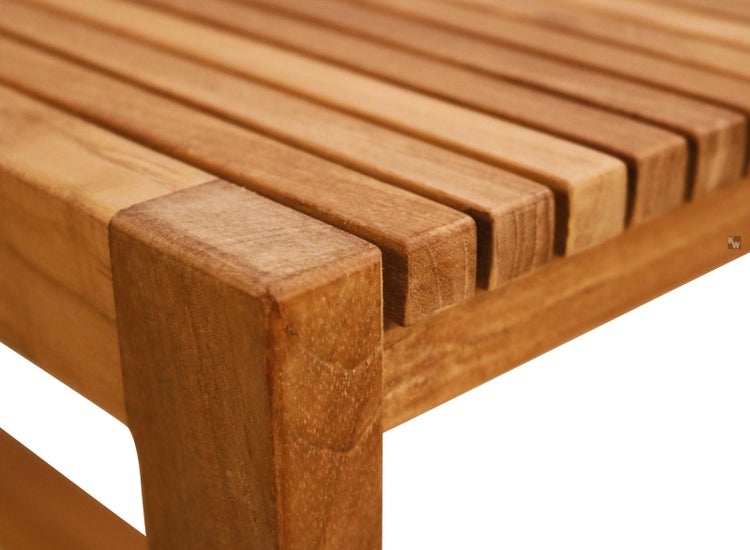 Detailansicht eines Holzmöbelfußes mit Bodenschoner und Schraube