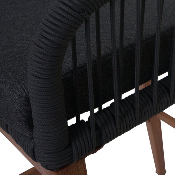 Detailansicht eines Stuhls mit Textilbezug und geflochtenen Elementen