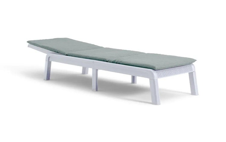 Moderne Sonnenliege mit weißem Gestell und grauer Liegeauflage.