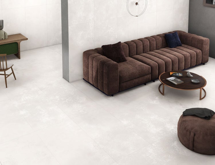 Heller Wohnraum mit Bodenfliesen, Sofa, Tisch und Stuhl