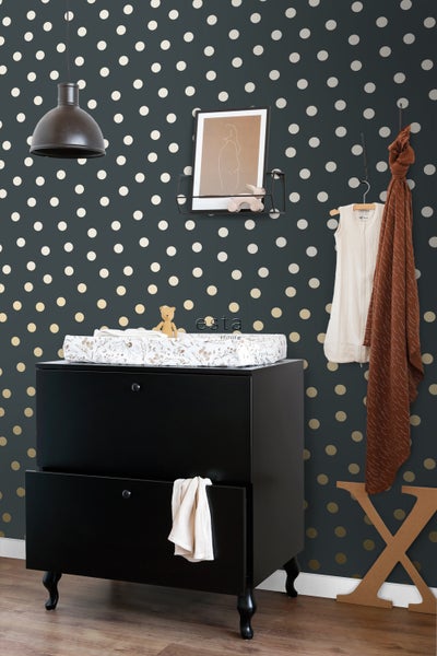 Kinderzimmer mit Wickelkommode, Wanddekoration und Pendelleuchte