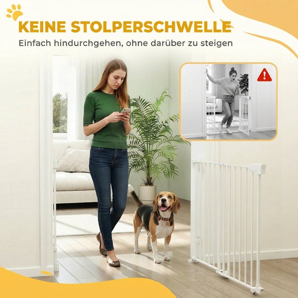 Weißes Schutzgitter für Hunde und Kinder ohne Stolperschwelle, montiert in einem Türrahmen. Eine Frau und ein Beagle gehen hindurch.