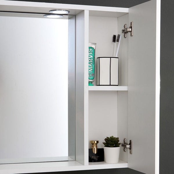 Moderner Spiegelschrank für das Badezimmer mit integrierter LED Beleuchtung und geöffneter Tür die Stauraum auf Einlegeböden zeigt.