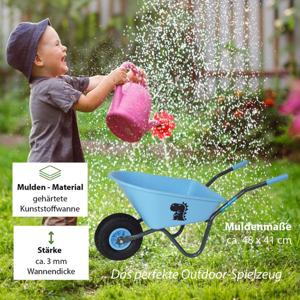 Kind spielt im Garten mit einer Kinder-Schubkarre aus Kunststoff mit einer Wannendicke von circa 3 Millimetern und den Maßen 48 mal 41 Zentimeter.