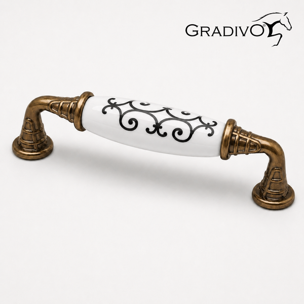 Möbelgriff von Gradivo aus messingfarbenem Metall und weißer Keramik mit schwarzem Ornamentmuster im Vintage-Design.