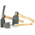 Drei verschiedene Gartenwerkzeuge wie eine Haue und eine kleine Schaufel mit Holzstiel.