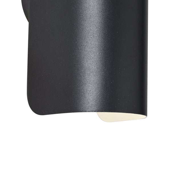 Nahaufnahme einer schwarzen Wandleuchte.