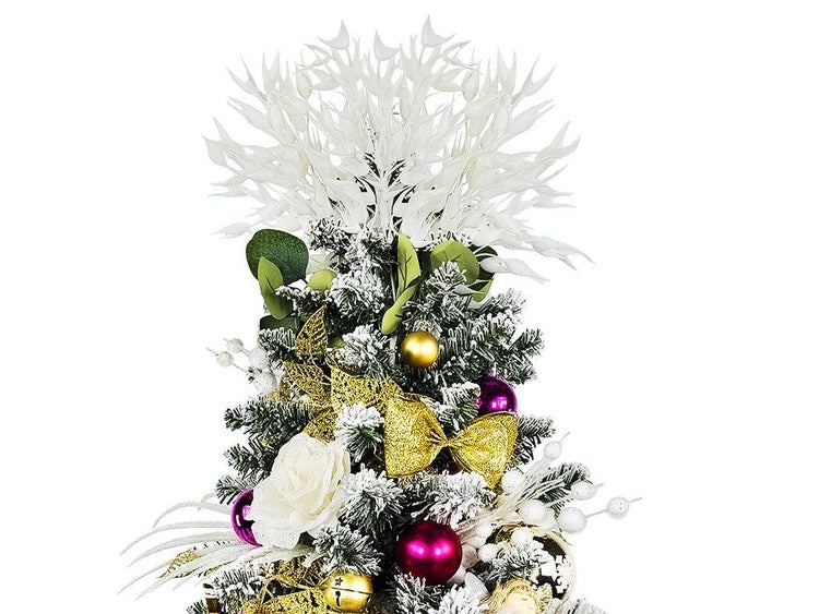 Spitze eines festlich geschmückten, künstlichen Weihnachtsbaums mit Schneeoptik, dekoriert mit Kugeln, Schleifen und floralen Elementen.