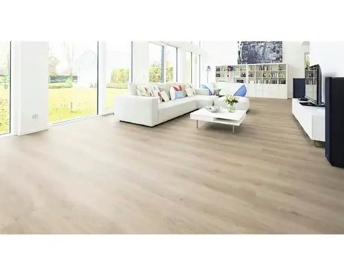 Heller Wohnraum mit Laminatboden, Sofa und Fensterfront