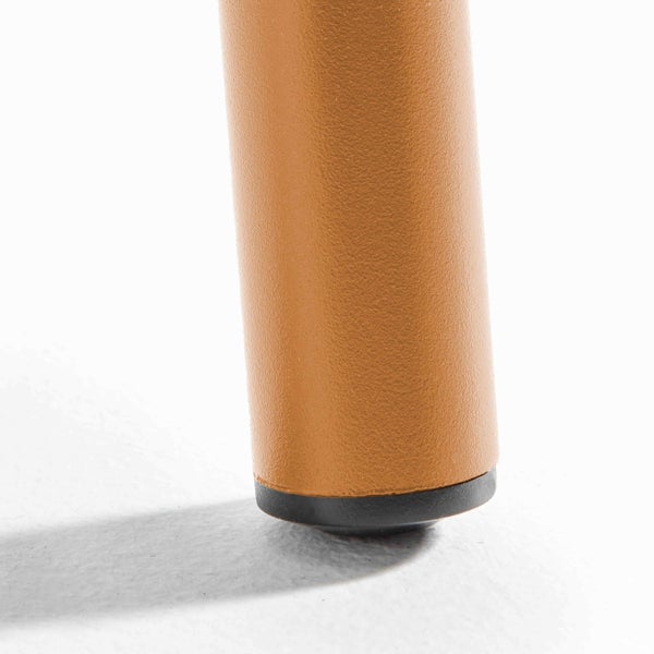 Möbelbein aus orangefarbenem Metall mit strukturierter Oberfläche und schwarzem Bodenschutz.