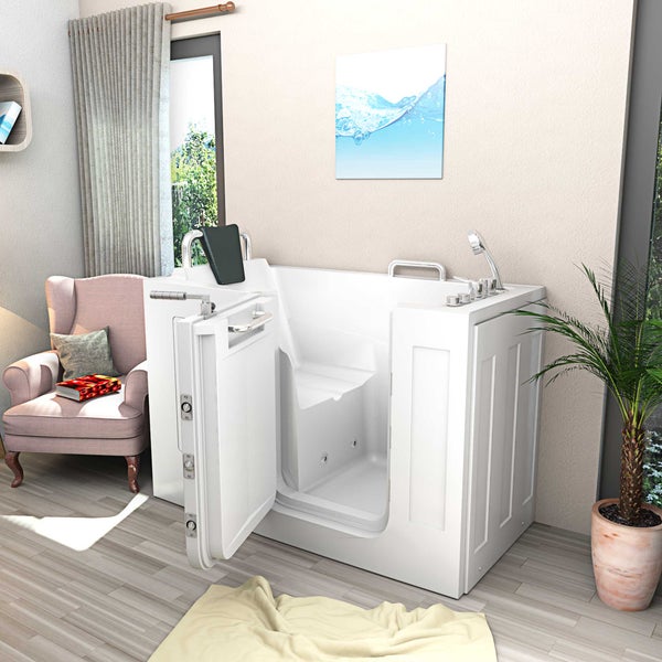 Begehbare Badewanne mit offener Tür in einem hellen Badezimmer