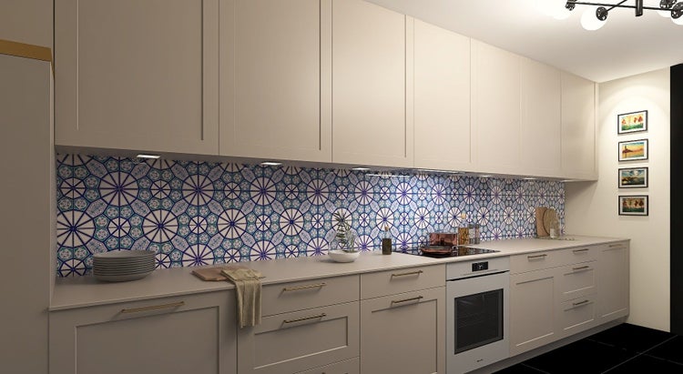 Küchenansicht mit Küchenschränken und Mosaikfliesen